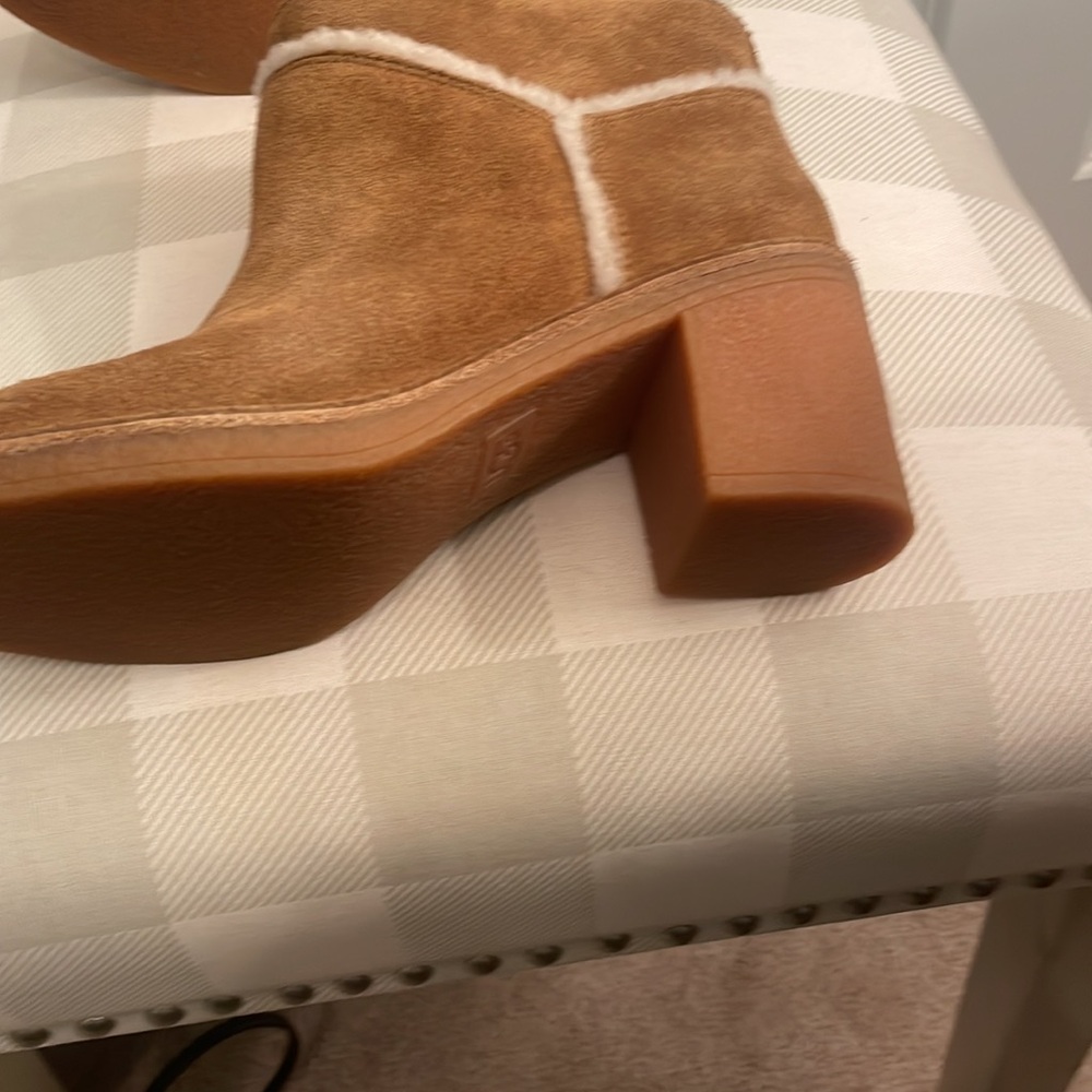 Ugg never worn size 8 - Picture 3 of 6